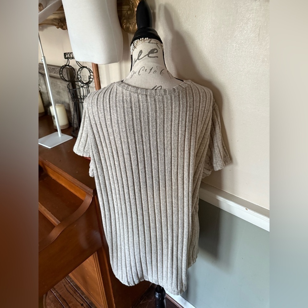 Gray Ribbed V-Neck Top - Picture 5 of 5